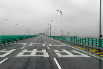 雨中大桥