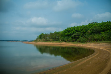 绿岸湖水