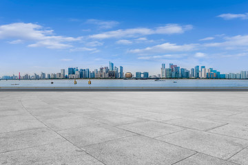 空荡荡的地砖和杭州城市天际线