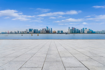 空荡荡的地砖和杭州城市天际线