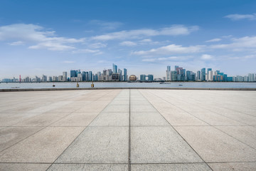 空荡荡的地砖和杭州城市天际线