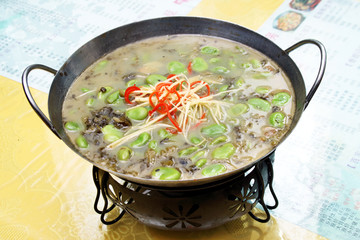 干锅蚕豆炖酸菜