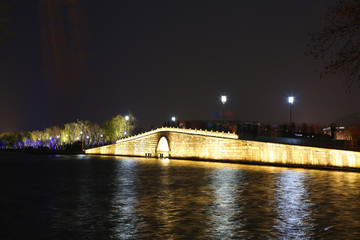 西湖断桥夜景