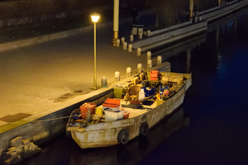 夜晚停泊渔船