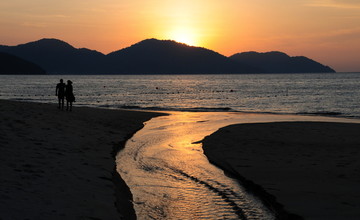 巴都丁宜海滩的夕阳