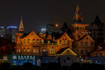 马勒别墅饭店黄色夜景