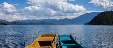 泸沽湖边的木船