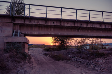 桥下的夕阳