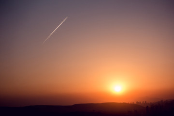 夕阳与飞机线