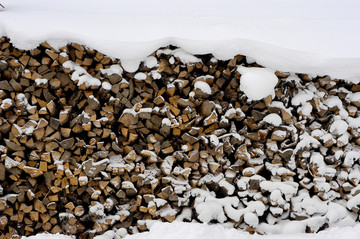 积雪覆盖的柴禾堆