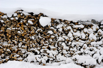 积雪覆盖的柴禾堆