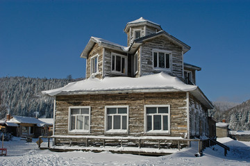 雪地里的小木屋