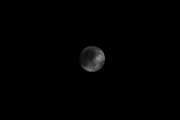 夜黑的月亮