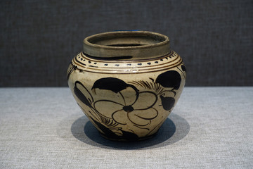 金代白釉褐彩花卉纹罐