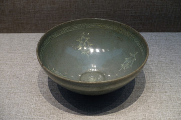 十三世纪高丽青瓷镶嵌荔枝纹碗