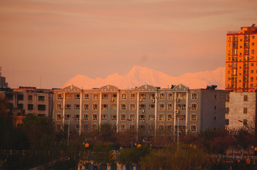 喀什市中心看帕米尔高原雪山