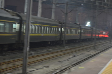 绿皮火车驶出车站