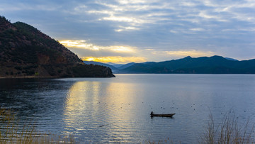 泸沽湖日出