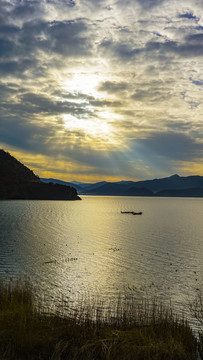 泸沽湖日出