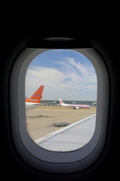 飞机舷窗外韩国首尔机场