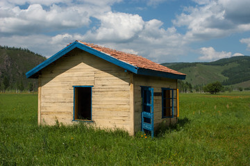 草地上的小木屋