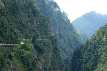 悬崖上险峻的公路