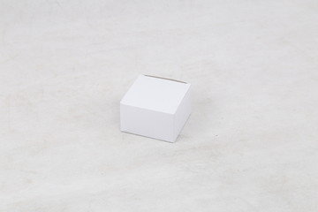 白色纸盒包装