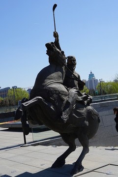 雕塑骑马打蹴鞠