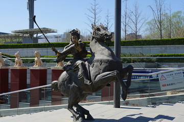雕塑骑马打蹴鞠