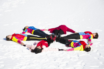 美女躺在雪地里拍照