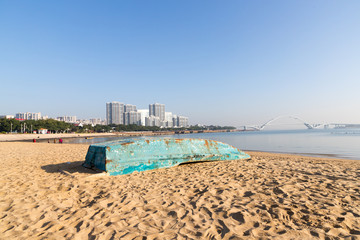 沙滩旧船