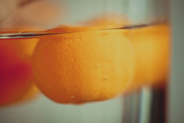水中的橘子