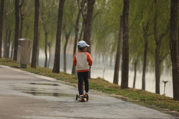玩滑板的小女孩儿