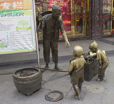 路边摊老人和小孩铜像