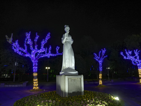兰溪中洲公园兰花女雕像夜景
