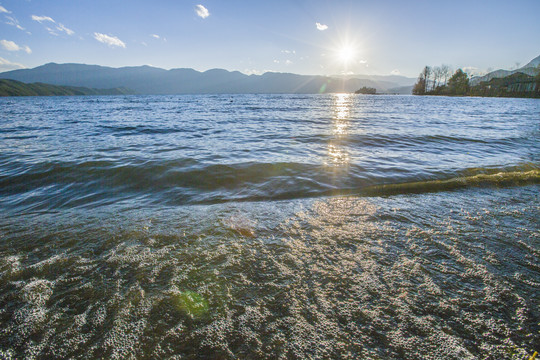 湖边浪花