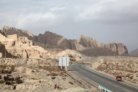 新疆丹霞戈壁地貌