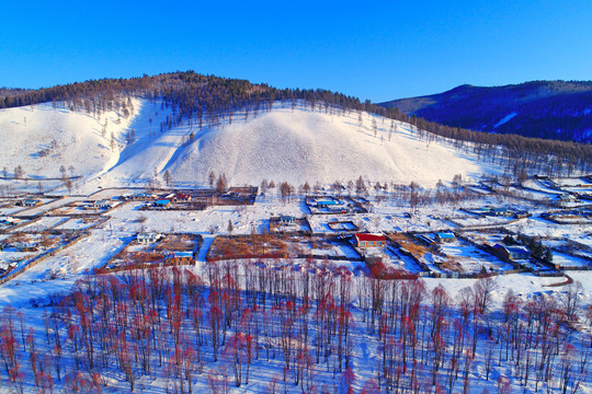 航拍雪原红柳山里人家