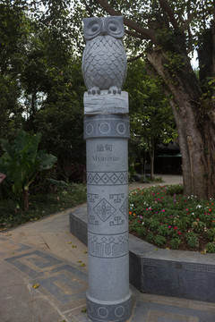 缅甸猫头鹰雕刻柱