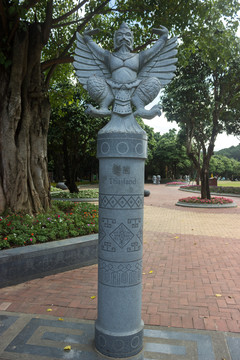 泰国迦楼罗石雕柱
