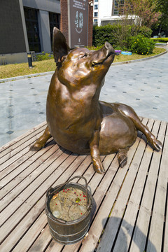 成龙铜猪雕塑