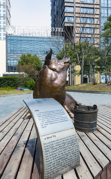 成龙铜猪雕塑