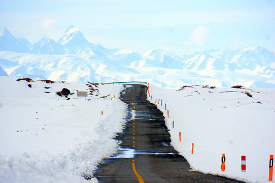 帕米尔高原中巴友谊雪山路