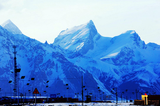 帕米尔高原中巴友谊雪山路