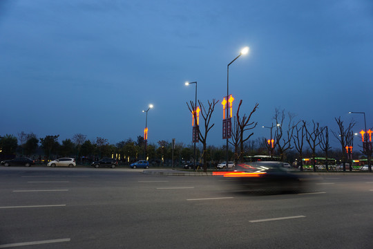 城市夜晚的道路