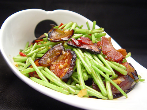 泥蒿炒腊肉