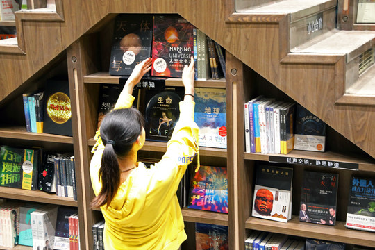 一个女孩逛书店看书阅读