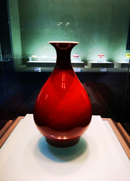 清代雍正霁红釉玉壶春瓶