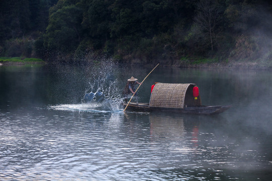 小渔船江中击水