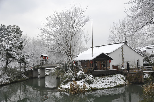 雪后的湖边别墅